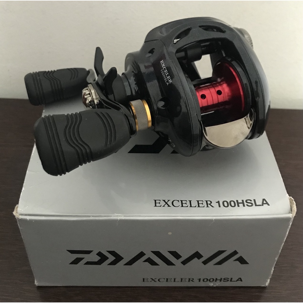 carretilha-daiwa-exceler-100-hsla-esquerda-shopee-brasil