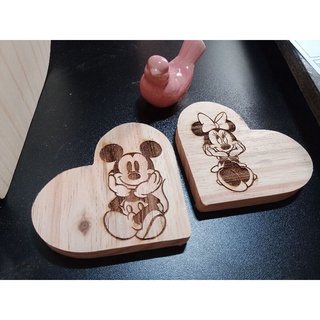 02 corações com Mickey e Minie gravado a laser.