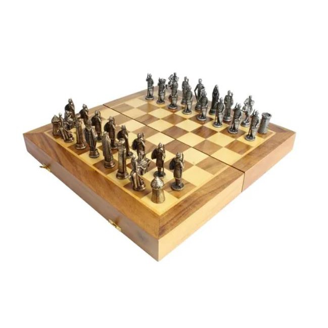 Peças de xadrez de metal em um tabuleiro de xadrez
