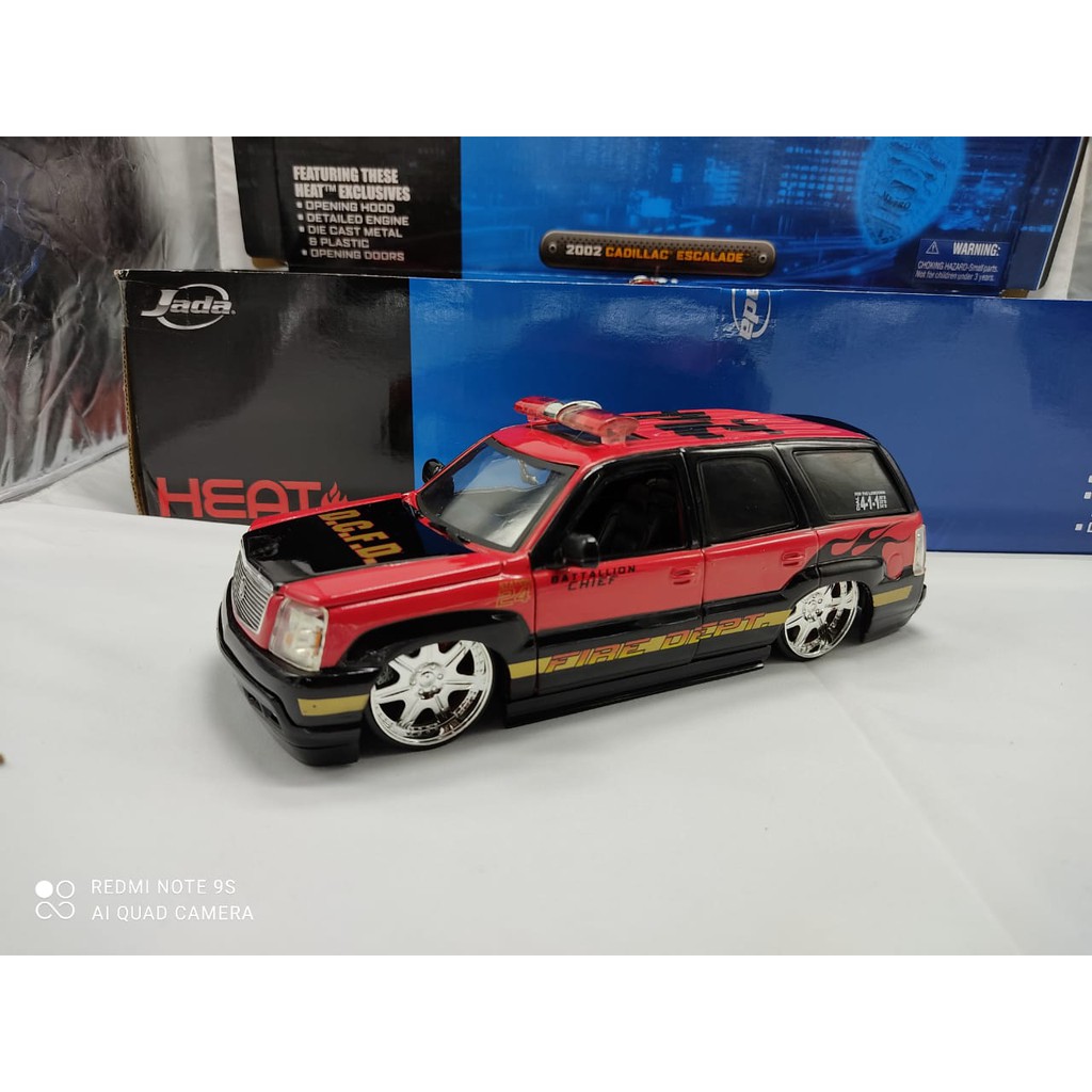 【在庫処分】 Miniatura Cadillac 1/24 Jada Bombeiros Custom 2002 Escalade ミニカー