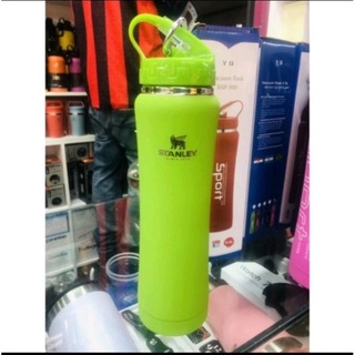 Garrafa térmica Sport inox Stanley 750ml➥Excelente garrafa para academia,  esportes ou caminhada., ➥Não transmite gosto ou odor., ➥Tampa de rosca  fácil