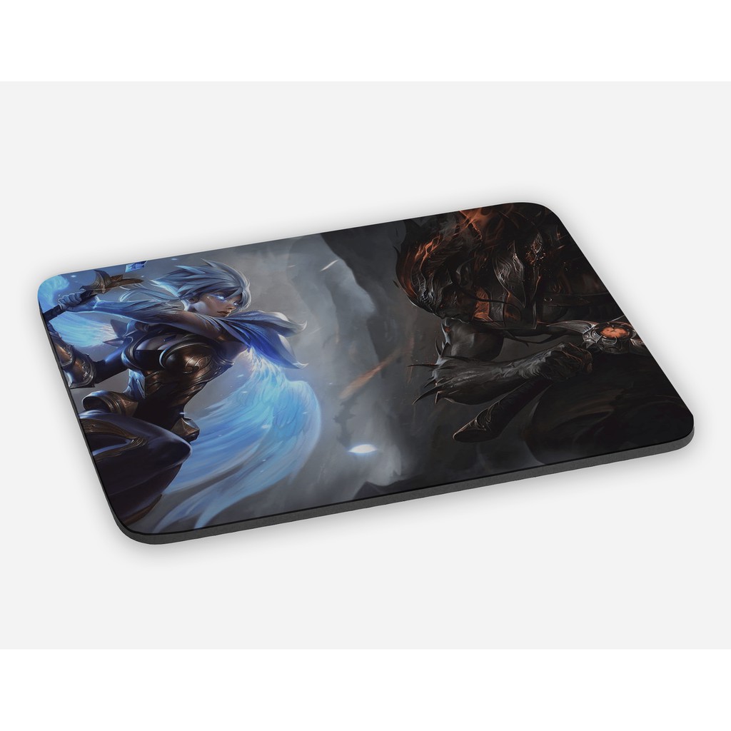 Mouse Pad Riven Emissária da luz vs Yasuo Emissário da escuridão - League of Legends LOL
