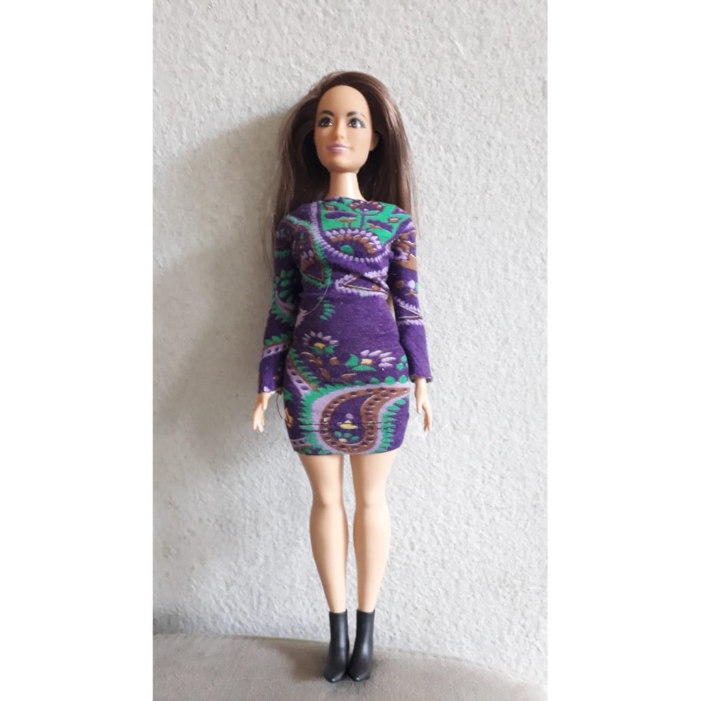 Roupa para boneca Barbie em crochê - vestido roxo com mangas bufantes.