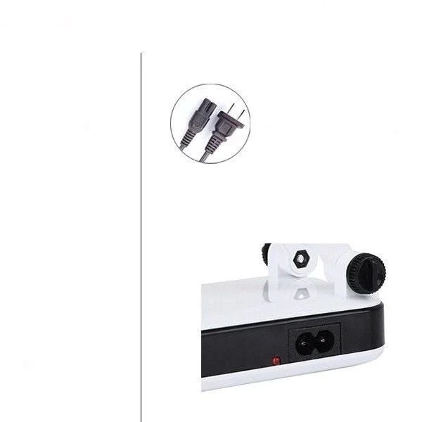 Luminária em uso sobre mesa de estudo