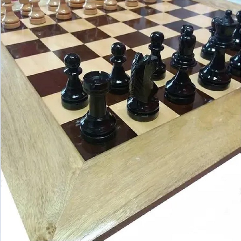 Tabuleiro do pátio central é palco de xadrez humano