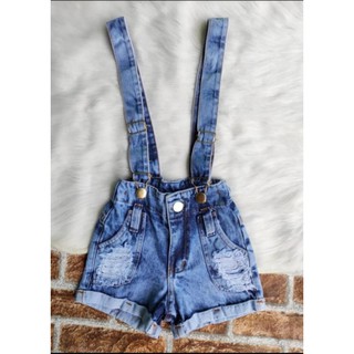 Salopete Short Jeans Com A Barra Dobrada E Detalhes Desfiado No Bolso