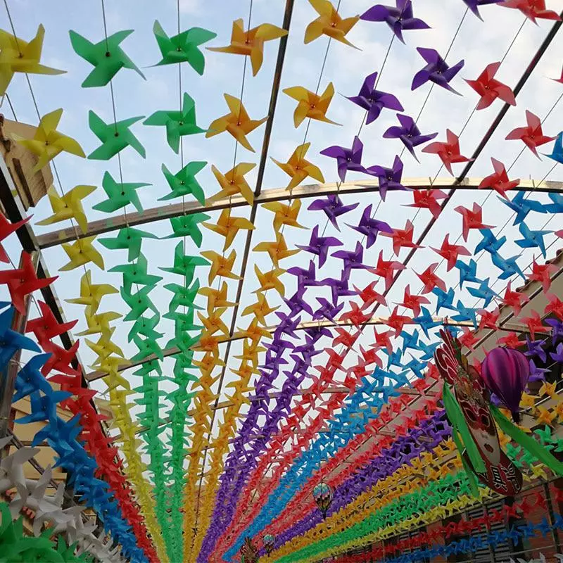 100pcs Moinho De Vento De Plástico Colorido Aleatório Brinquedos De Jardim Decoração Presente De Brinquedo Para Crianças