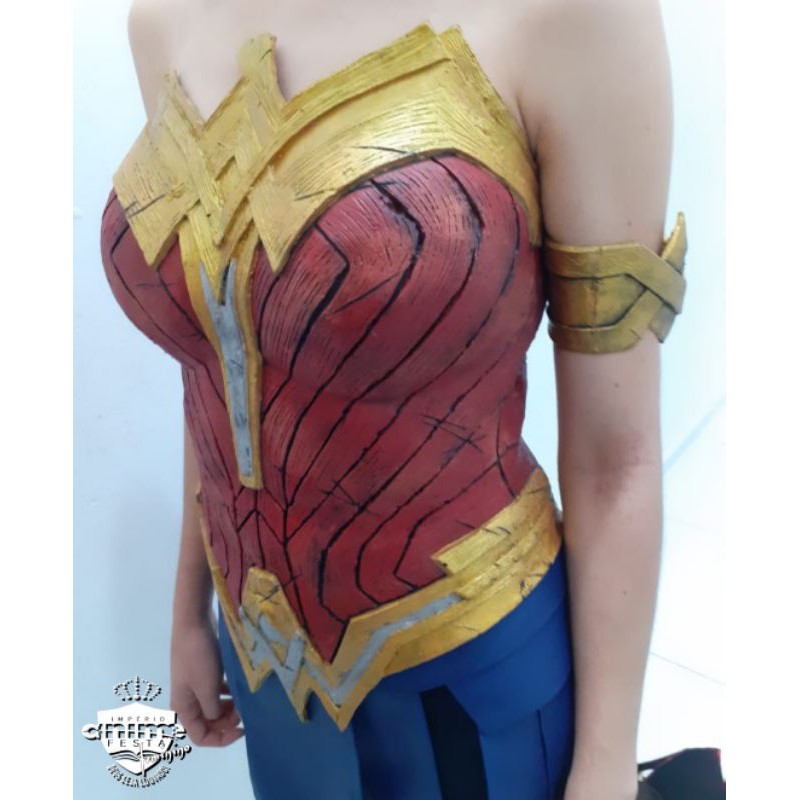 cosplay mulher maravilha em látex em Alto nível de detalhamento