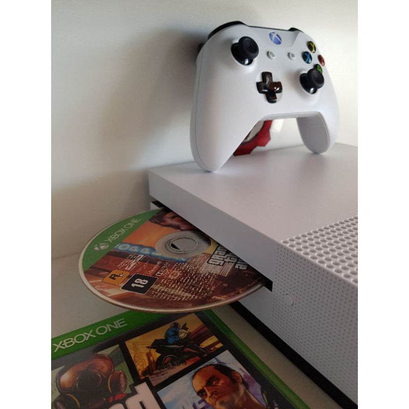 Xbox One S 1TB usado em perfeito estado