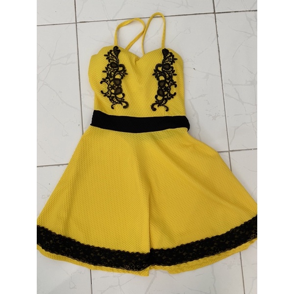 Vestido preto com store amarelo