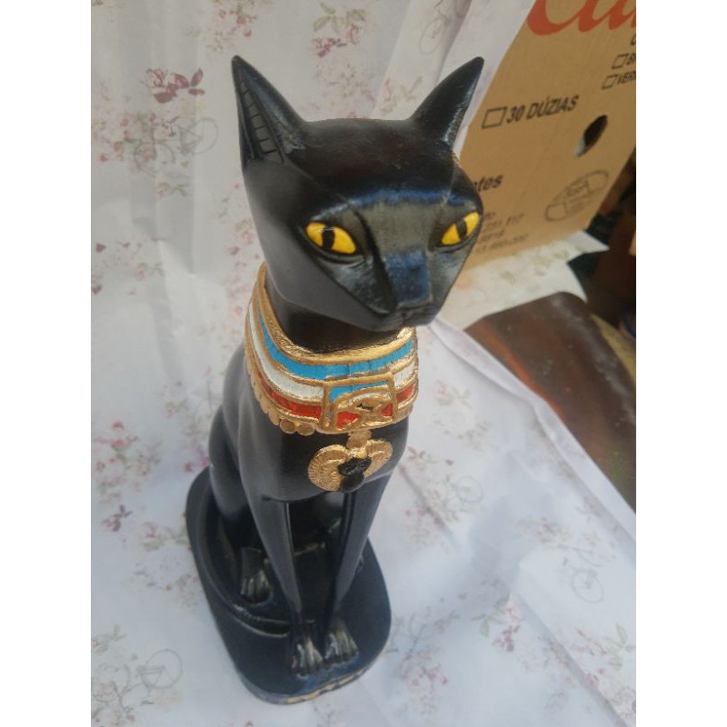 Gato egípcio. deusa bastet. gato preto com colar de ouro da arte do antigo  egito. ícone realista de desenho animado para design