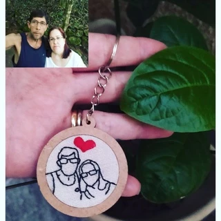Chaveiro bordado com foto, feito a mão, produto artesanal, foto do casal, foto da familia, presenteie quem você ama