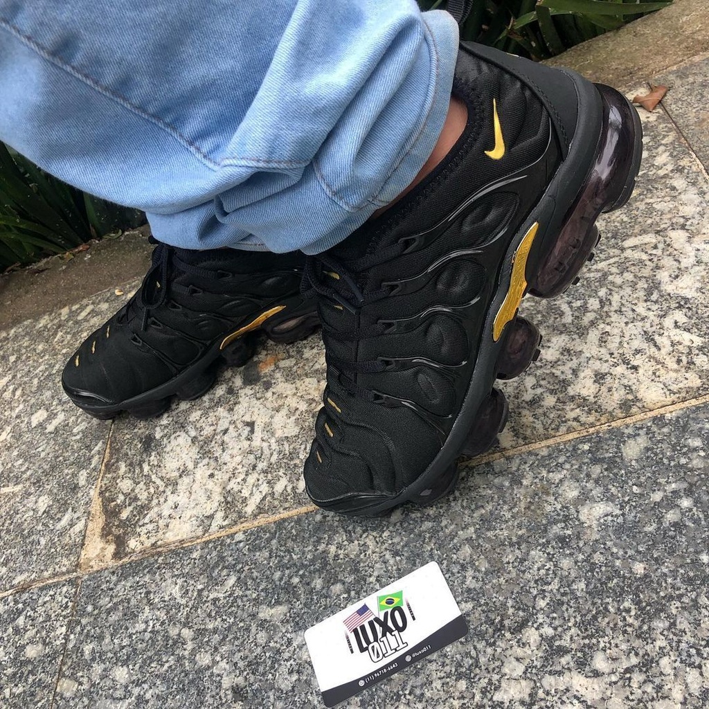 Vapormax plus sale preto com dourado