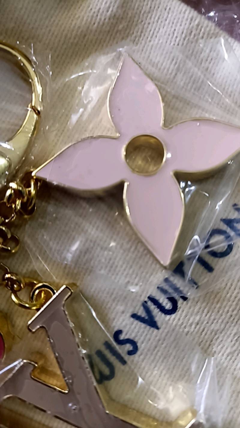 Chaveiro e Charm Louis Vuitton Original Dourado Pingente Flor Feminino