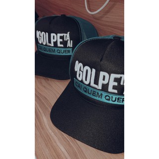 Boné O Golpe Tá Aí Cai Quem Quer - Bordado - Hashtag - Boné Aba Curva  Trucker