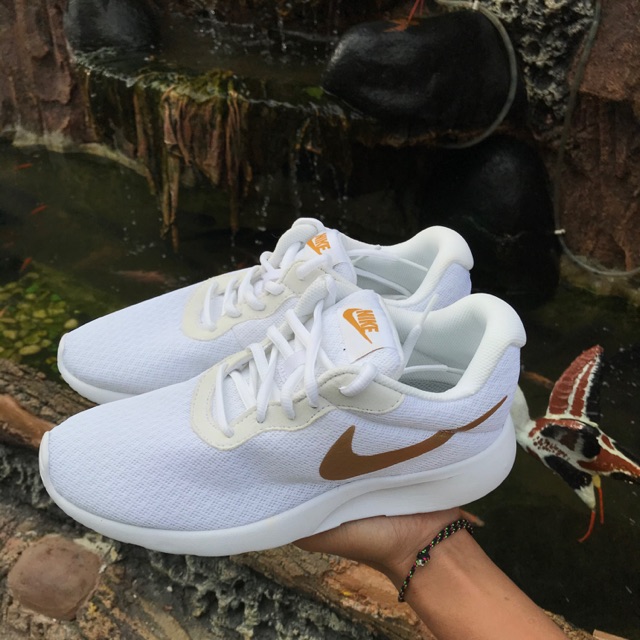 Nike tanjun white store and gold