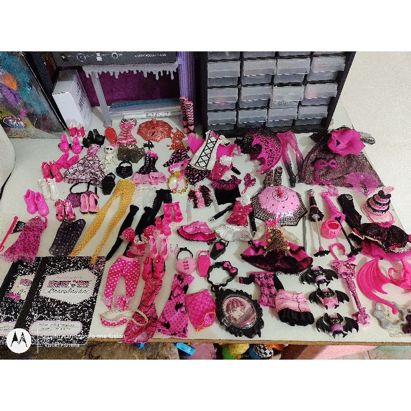 Boneca Monster High Frankie Stein Mechas Azuis Preto Cachorro de Estimação  e Acessórios HHK53 Mattel
