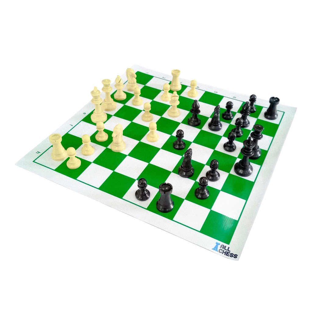 peças de xadrez em torno de peão no tabuleiro de xadrez. 15487203