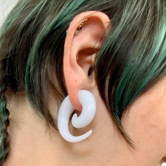 Alargador de Orelha Espiral Branco Expansor para Orelha Acrílico Caracol Hiphop Gótico