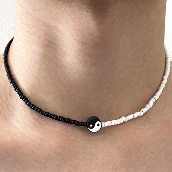 Colar de contas (miçanga) com detalhe entremeio Yin Yang