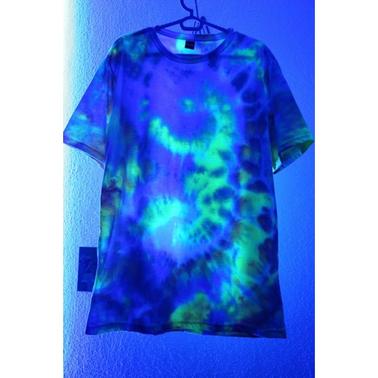 Camiseta Tie Dye Fluorescente Brilha na luz Negra Shopee Brasil