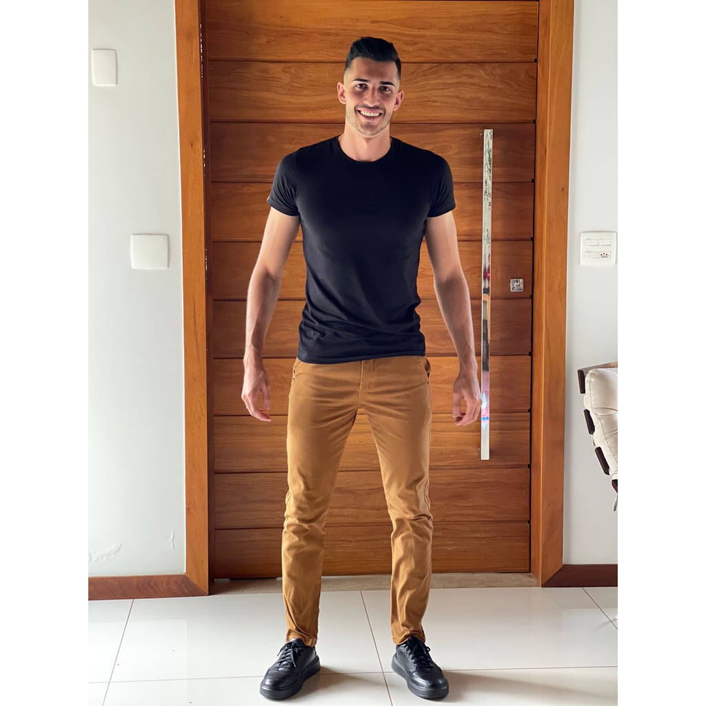 Look masculino store com calça caramelo