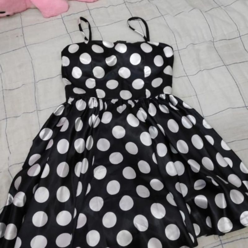 Vestido de bolas hot sale preto e branco