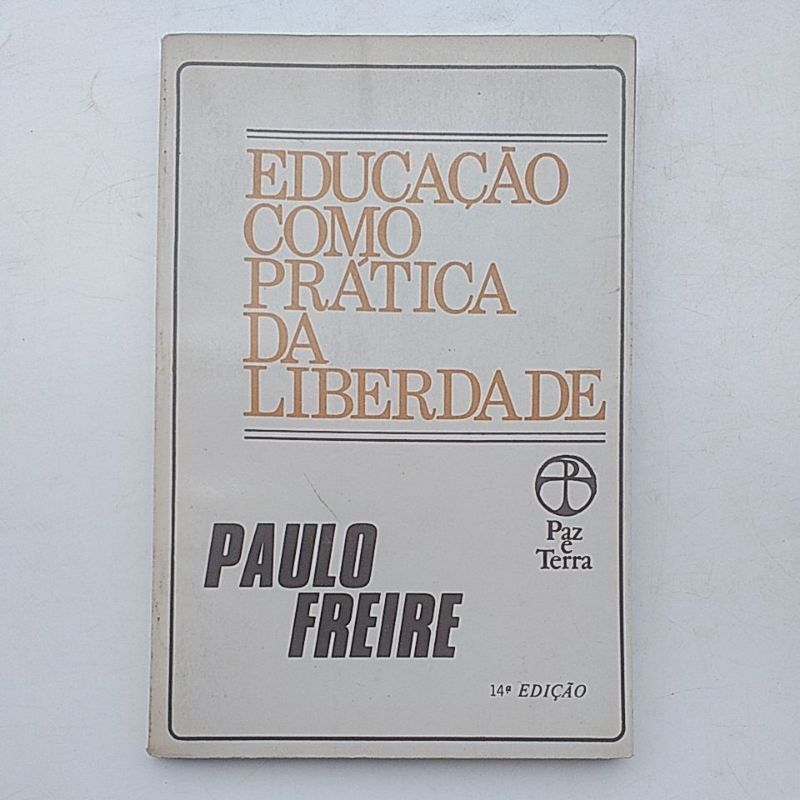 Livro - Educação como prática da liberdade do Paulo Freire. | Shopee Brasil