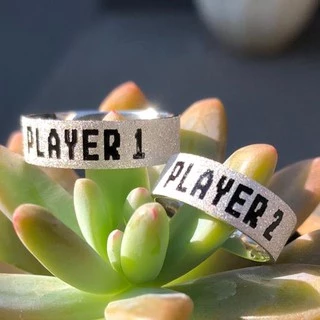 Par de Alianças Gamer de Namoro em Prata 950 - Player 1 e Player 2 - ML04 Diamantada