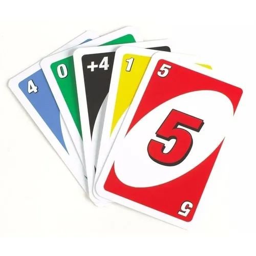muitos cartões de jogo uno coloridos sobre fundo vermelho. uno é um jogo de  cartas americano do tipo derramamento que é jogado com um baralho  especialmente impresso 11108651 Foto de stock no