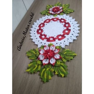 centro de mesa com flores em crochê