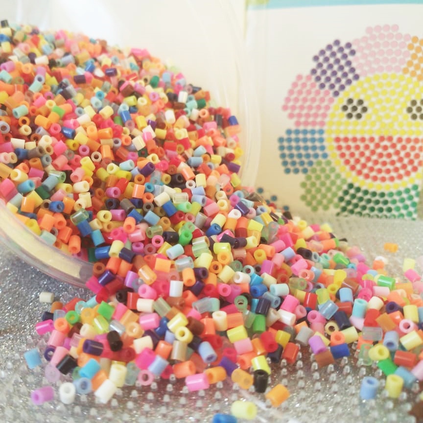 Kit Perler Beads 2,6mm 5000Peças, Mini Pegboard e Papel Para