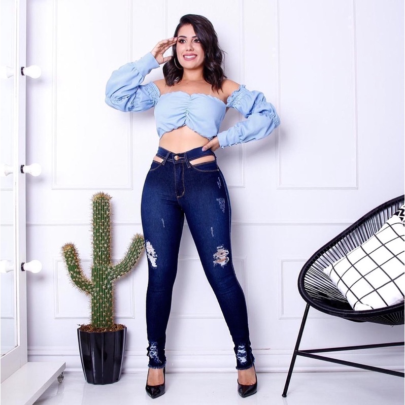 Calça Jeans Feminina Bolso Vazado Modelagem Empina Bumbum Recorte