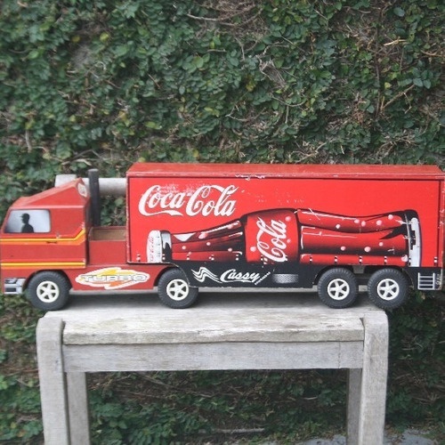 Brinquedos Raros - Caminhão antigo de Entrega Brinde Coca Cola com 8,00 cm  de comprimento Embalagem lacrada Década de 1990