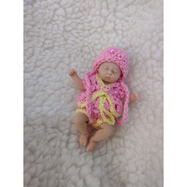 Mini bebê reborn silicone sólido 9cm + bercinho