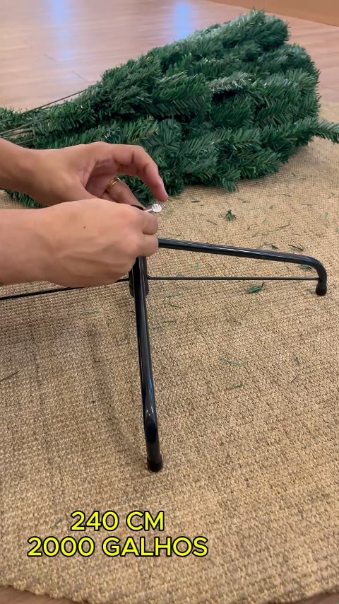 Arvore De Natal 2,40 Metros 2000 Galhos Decoração Pinheiro | Shopee Brasil
