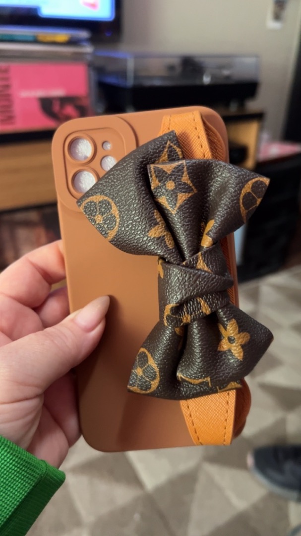 Capinha Louis Vuitton com Alça Marrom para iPhone - Mais Cases: Capinhas  que combinam com você!