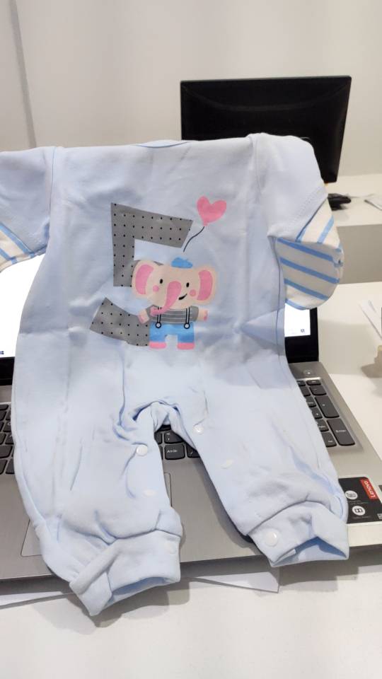 clipart de macacão de bebê vermelho. macacão de bebê fofo simples com  ilustração vetorial plana de design de rosto kawaii. body de bebê, corpo  infantil, camisa de bebê, macacão, roupas para desenho