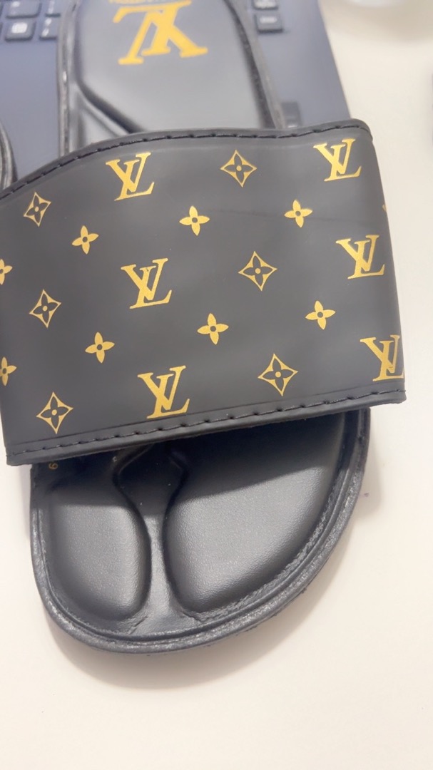 Preços baixos em Chinelo Feminino Louis Vuitton Sandálias de Couro Superior