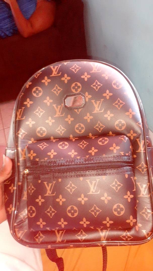 Mochila Bolsa Em Couro Reforçada Louis Vuitton Luxo Unissex Feminina  Masculina SUPER DESCONTO