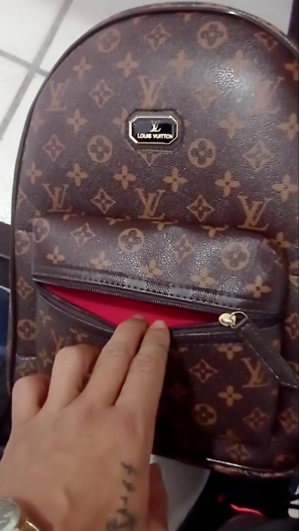 Mochila Bolsa Em Couro Reforçada Louis Vuitton Luxo Unissex Feminina  Masculina SUPER DESCONTO