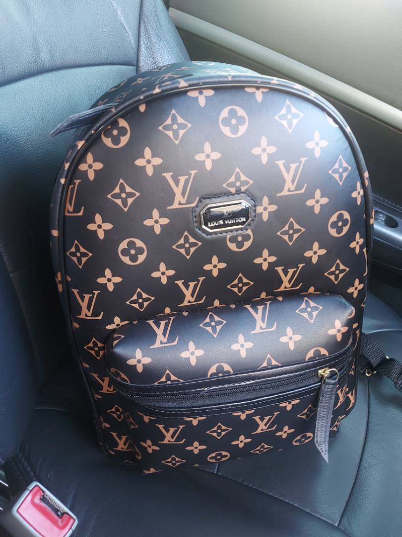 Bolsa Mochila Louis Vuitton Preto LUUXOSA Em Couro Reforçada SUPER PROMOÇÃO