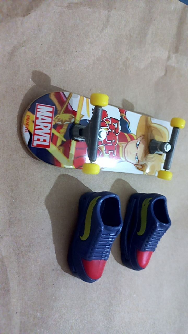 Hot Wheels - Skate de Dedo com Tênis Marvel