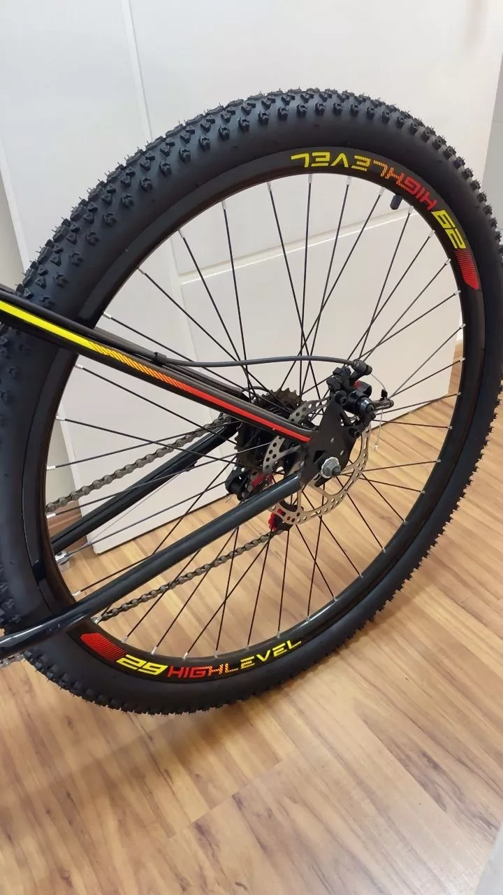 Roda dianteira da bicicleta KGT com aro 29, suspensão e freio a disco, em detalhe próximo