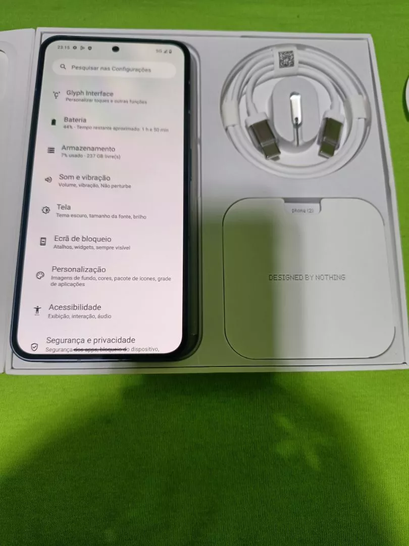 Unboxing do Nothing Phone 2 estoque nacional com cabo USB-C transparente e interface Nothing OS em português.