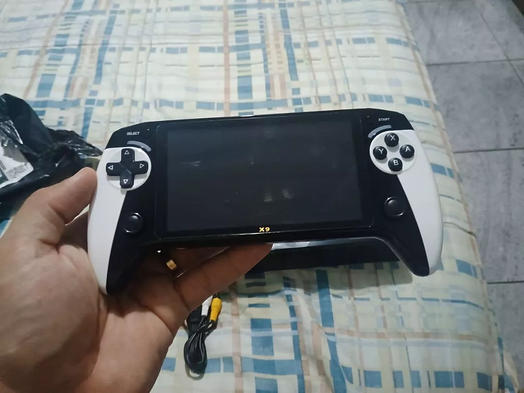 Console portatil Eony Black Hawk sendo segurado por uma mao