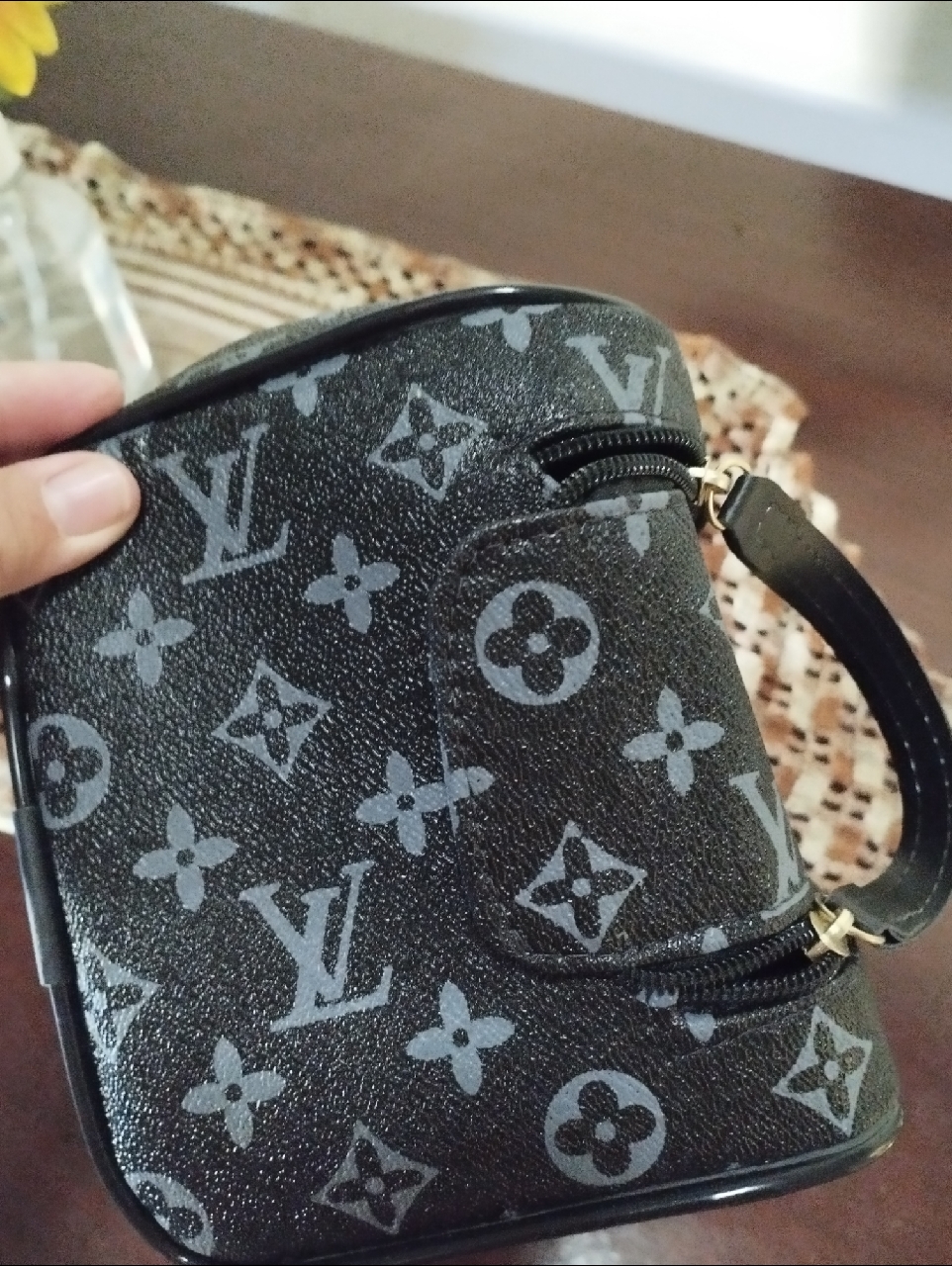 Necessaire bolsa de mão Louis Vuitton porta chuteira