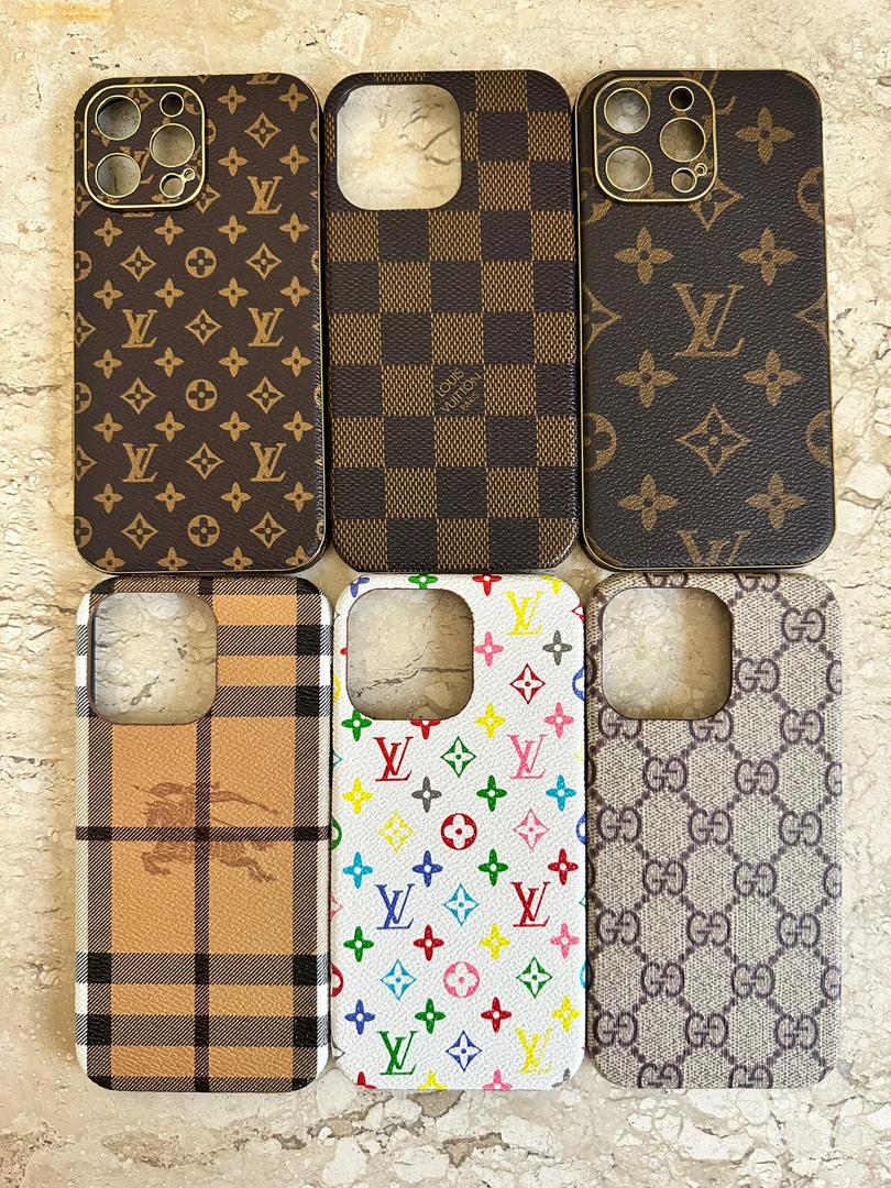 Capinha para IPhone LV Bolsinha com Porta Cartão - TK cases