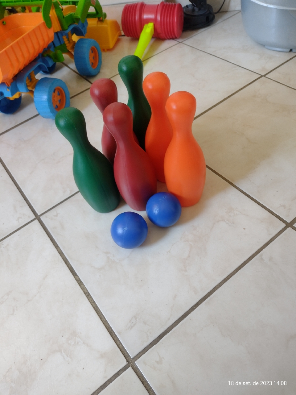 Jogo Mini Boliche com 6 pinos de 19 cm e 2 bolas de plástico