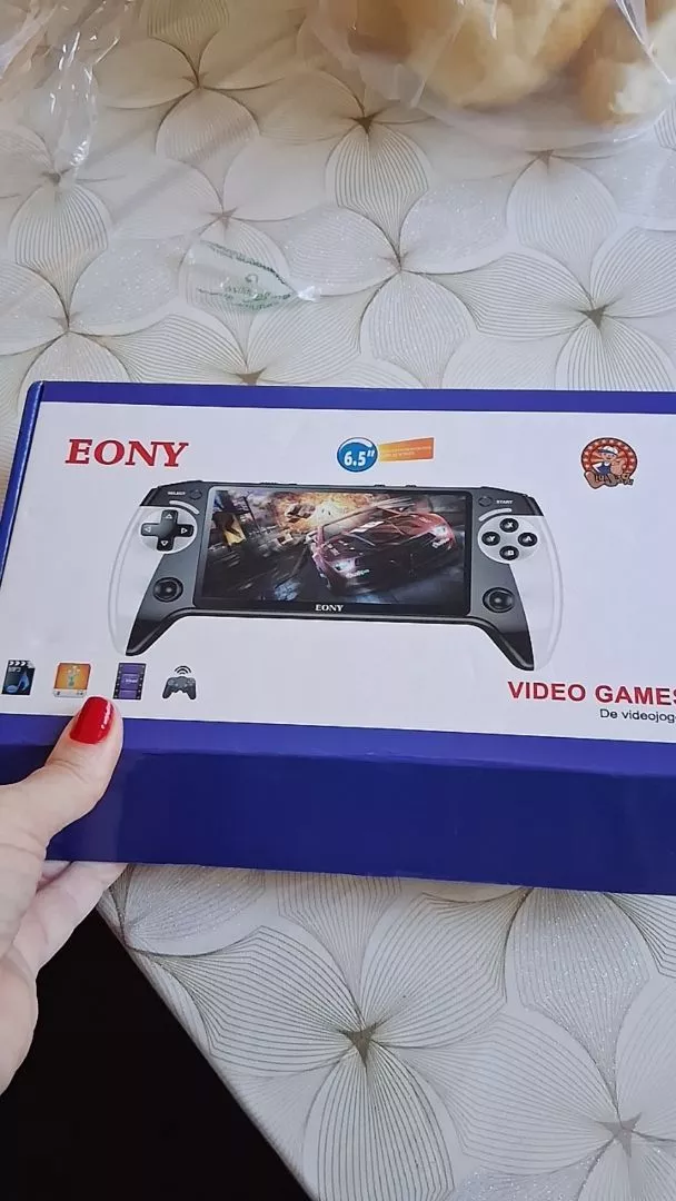 Caixa do produto Eony Black Hawk em cima de uma mesa com toalha estampada
